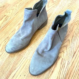 Dolce Vita suede ankle boots. Size 9